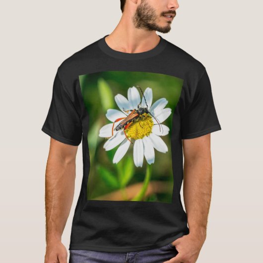 花に座って蜜を楽しむ Tシャツ (正面)
