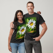花に座って蜜を楽しむ Tシャツ (ユニセックス)
