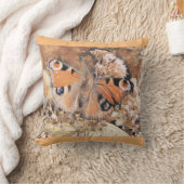 花に止まるオレンジ色の蝶の絵 クッション (ブランケット)