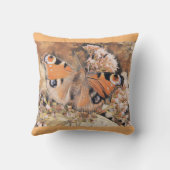 花に止まるオレンジ色の蝶の絵 クッション (裏面)