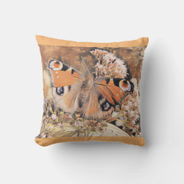 花に止まるオレンジ色の蝶の絵 クッション