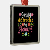 花に気を取られる メタルオーナメント (右)