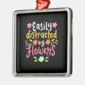 花に気を取られる メタルオーナメント (左)