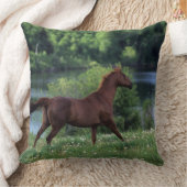 花に立っている純血種の馬 クッション (ブランケット)