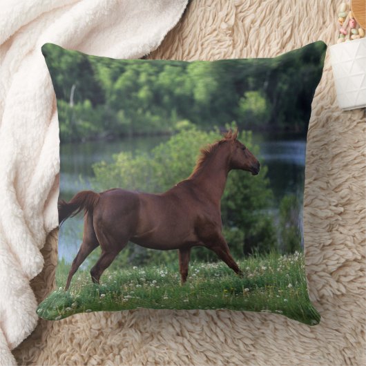 花に立っている純血種の馬 クッション (ブランケット)