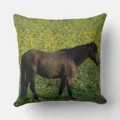 花に立っている野生のムスタングの馬 クッション (裏面)