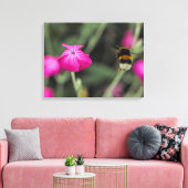 花に飛ぶマルハナバチの植物写真 キャンバスプリント (インサイチュ (リビング))