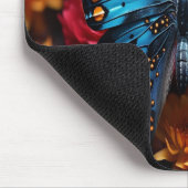 花に黒いオレンジ色の斑点がある青い蝶 マウスパッド (コーナー)