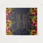 花のあるラスティックな結婚式の写真ブース ネイビーの背景 タペストリー (正面(横))