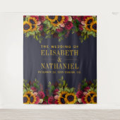 花のあるラスティックな結婚式の写真ブース ネイビーの背景 タペストリー (正面)