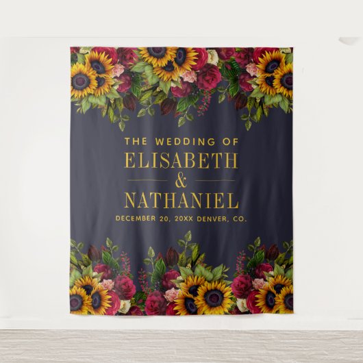 花のあるラスティックな結婚式の写真ブース ネイビーの背景 タペストリー (正面)