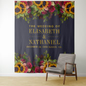 花のあるラスティックな結婚式の写真ブース ネイビー背景 タペストリー (インサイチュ)