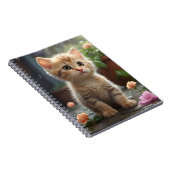 花のかわいらし間に座るオレンジ色のタビー猫 ノートブック (右側)