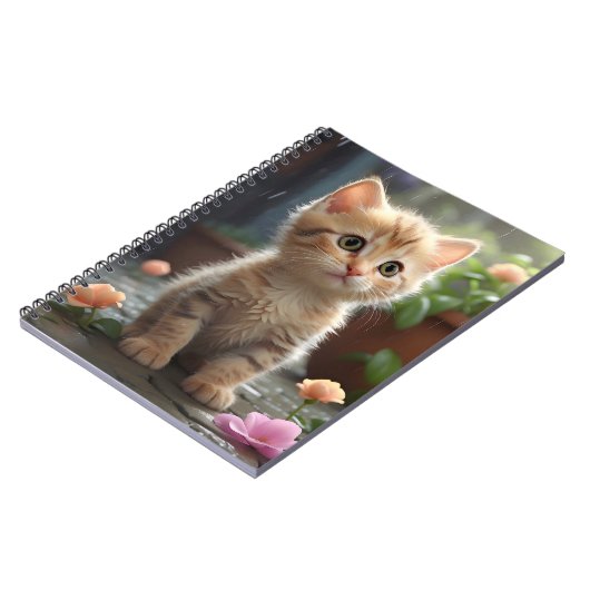 花のかわいらし間に座るオレンジ色のタビー猫 ノートブック (左側)