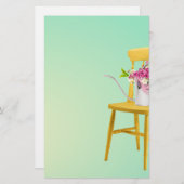 花のじょうろが付いている明るく黄色い椅子 便箋 (正面/裏面)