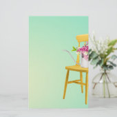 花のじょうろが付いている明るく黄色い椅子 便箋 (スタンド正面)