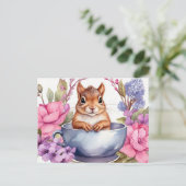 花のついた湯飲みのコップの中の赤ちゃんリス ポストカード (スタンド正面)