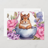 花のついた湯飲みのコップの中の赤ちゃんリス ポストカード (正面/裏面)