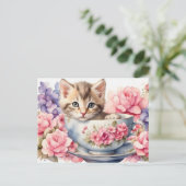 花のついた湯飲みの中の水彩子猫 ポストカード (スタンド正面)