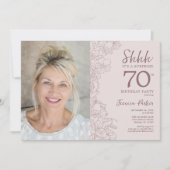 花のほこりピンクのサプライズ フォト 70歳の誕生日 招待状 (正面)