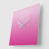 花のような幾何学的モノグラム |ピンク色の網掛グラデーションけ スクエア壁時計 (傾斜)