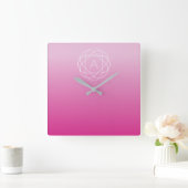 花のような幾何学的モノグラム |ピンク色の網掛グラデーションけ スクエア壁時計 (ホーム)