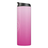 花のような幾何学的モノグラム |ピンク色の網掛グラデーションけ タンブラー (回転右)