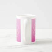 花のような幾何学的モノグラム |ピンク色の網掛グラデーションけ ボーンチャイナマグカップ (裏面)