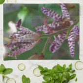 花のような紫のストライプのピンクの白い蘭 キッチンタオル (折り畳み)