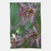 花のような紫のストライプのピンクの白い蘭 キッチンタオル (縦)