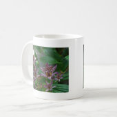 花のような紫のストライプのピンクの白い蘭 コーヒーマグカップ (正面左)