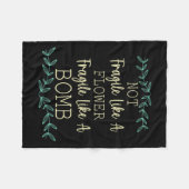 花のように壊れやすいが爆弾フェミニスト1 フリースブランケット (正面(横))