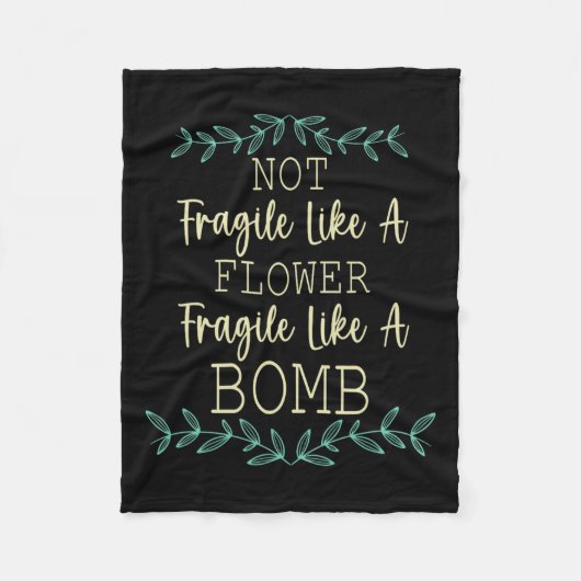 花のように壊れやすいが爆弾フェミニスト1 フリースブランケット (正面)