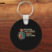 花のように壊れやすいが、爆弾型フェミニスト キーホルダー (正面)
