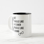 花のように壊れやすく、爆弾のように壊れやすい ツートーンマグカップ (正面左)