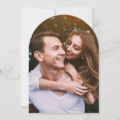 花のアーチの写真 白黒のウェディング 招待状 (裏面)