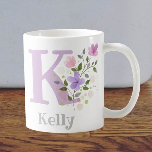 花のイニシャルと名前のケリー コーヒーマグカップ