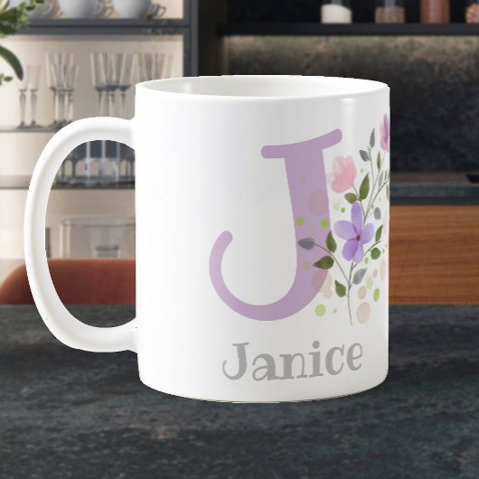 花のイニシャルと名前入り Janice コーヒーマグカップ