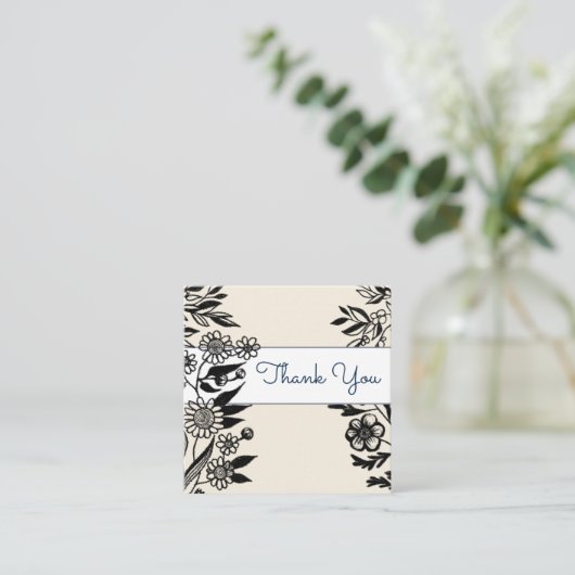 花のイラスト 黒の線画 白とベージュ スクエア名刺 (スタンド正面)