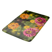 花のオレンジとピンクのジニア バスマット (アングル)