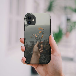花のキーチェーンを持つ女の子ケースメイトiPhone ca iPhone 11 ケース