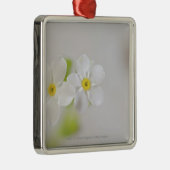 花のクローズアップ メタルオーナメント (右)