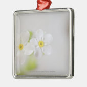 花のクローズアップ メタルオーナメント (左)