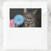 花のシールを貼った猫のポーズ 長方形シール (バッグ)