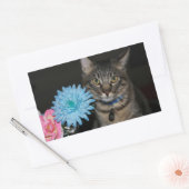 花のシールを貼った猫のポーズ 長方形シール (封筒)