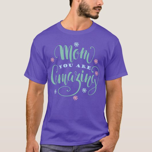 花のデザインとママの引用フレンド Tシャツ (正面)