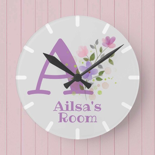 花のデザインの時計に名前Ailsaとイニシャル ラウンド壁時計