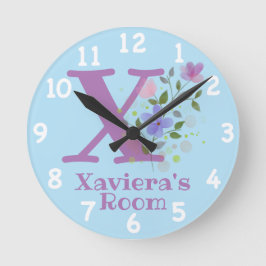 花のデザインの時計に「Xaviera」の名前とイニシャル ラウンド壁時計