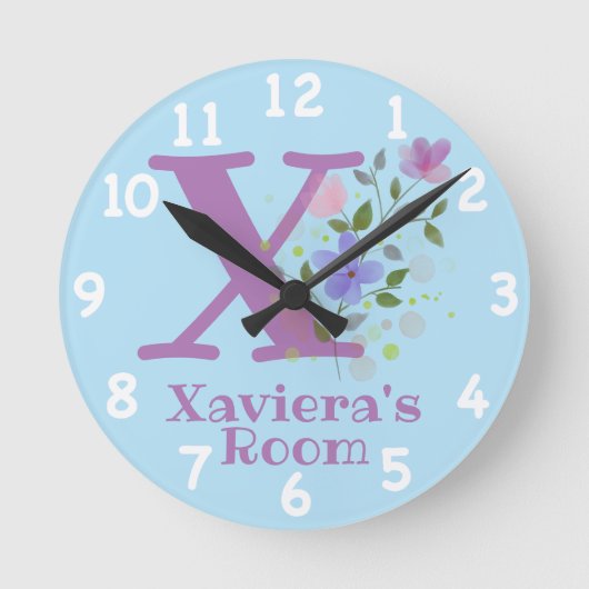 花のデザインの時計に「Xaviera」の名前とイニシャル ラウンド壁時計 (正面)