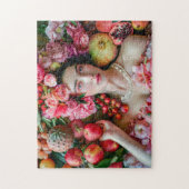 花のドレスの女性と果物ディスプレイ ジグソーパズル (縦)